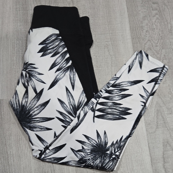 Betsey Johnson Black and White Leaf Pattern Leggings - Picture 6 of 6